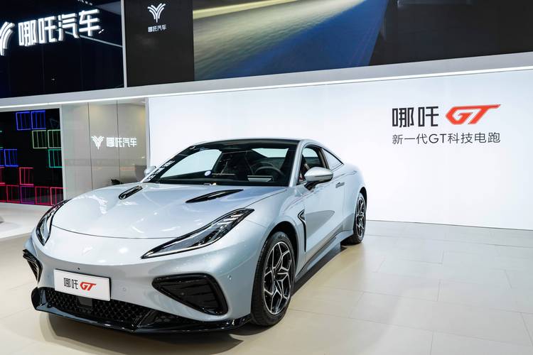 成都54哪吒汽车在智能汽车领域的表现，领途汽车在新能源汽车市场中的影响力